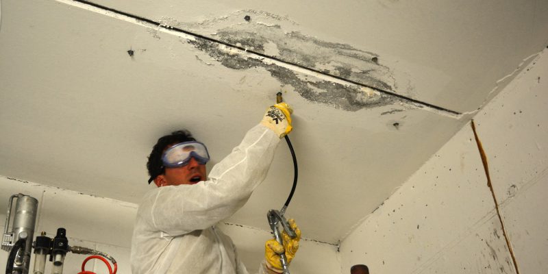 L'operatore inietta la resina