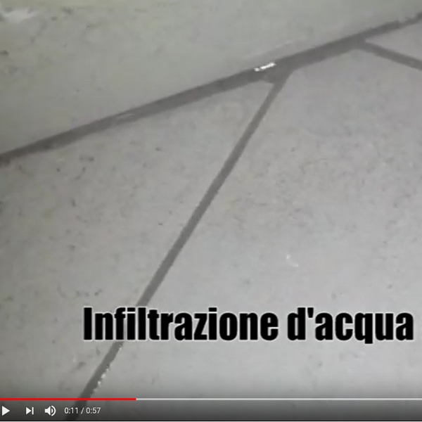 Infiltrazioni d'acqua dallo zoccolino al piano terra di una casa a Roma