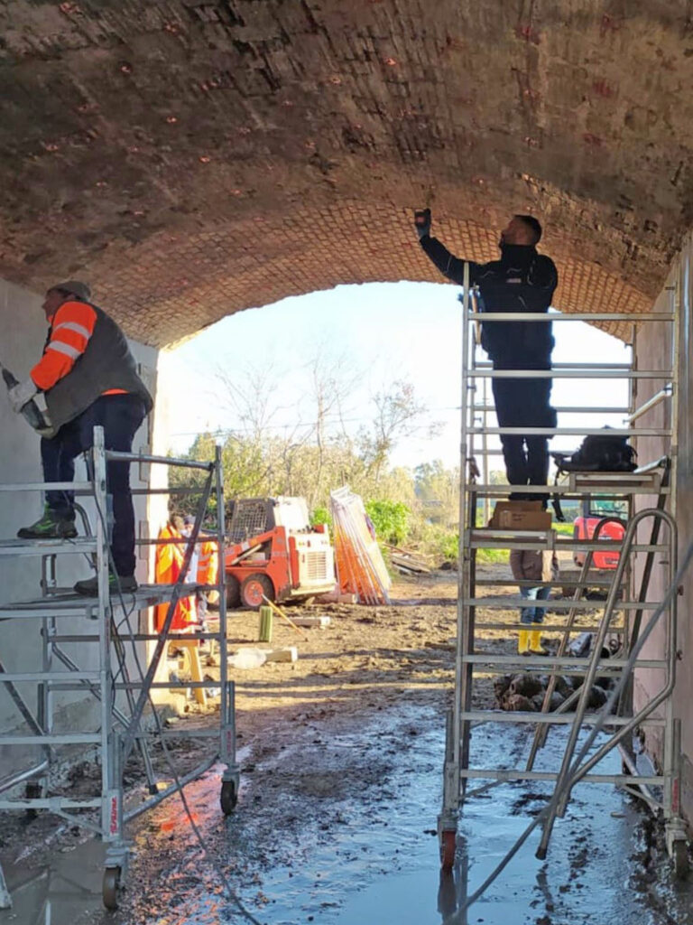 Infiltrazioni al ponte ferroviario: durante il fissaggio dei packer