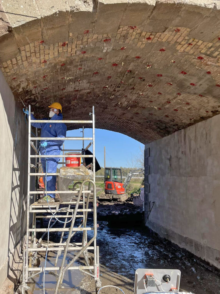 Infiltrazioni nel ponte ferroviario: iniezione di resina poliuretanica